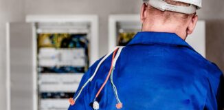 Elektryk-w-kasku-z-kablami