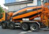 Pomaranczowo-czarna-betoniarka-samochodowa